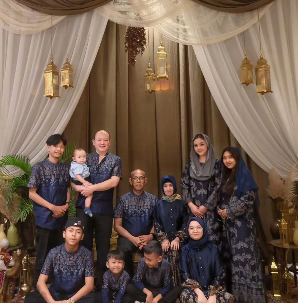 Potret terbaru Ari Sigit dan anak ketujuh di usia 54 © 2025 Instagram Potret terbaru Ari Sigit dan anak ketujuh di usia 54 © 2025 Instagram