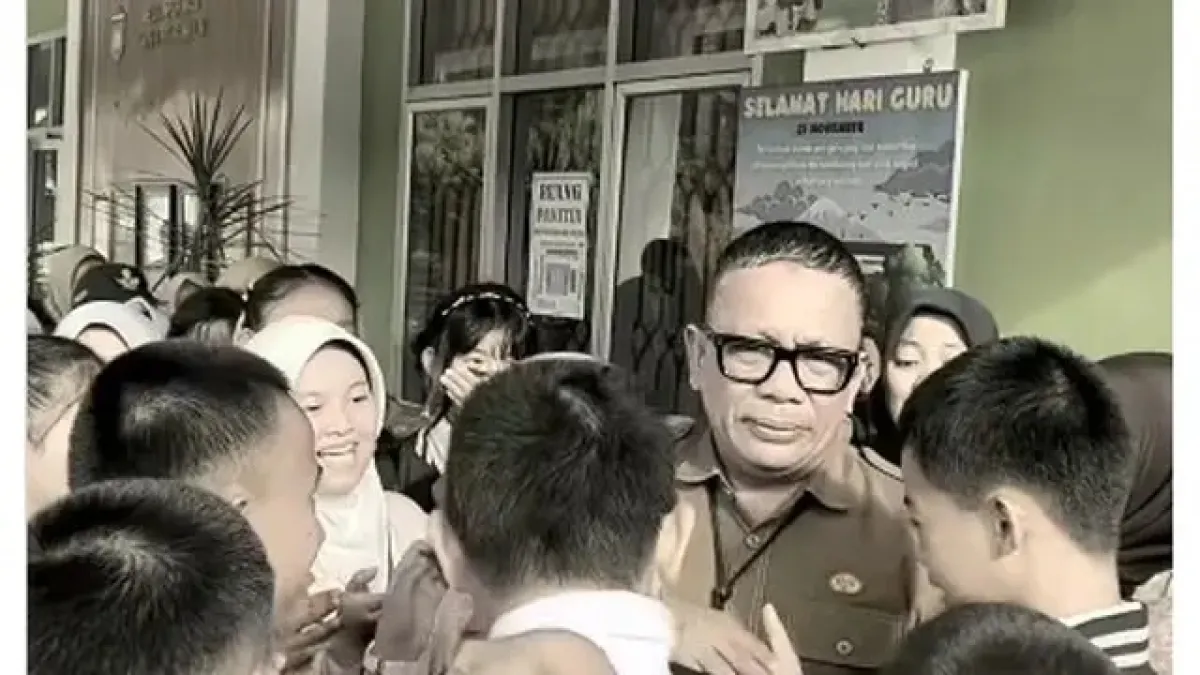 Viral kepsek di Prabumulih dicopot usia tegur anak pejabat bawa mobil ke sekolah, ditangisi para siswa