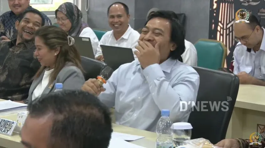 Komeng stand-up comedy saat rapat DPD RI © 2025 brilio.net Komeng stand-up comedy saat rapat DPD RI © 2025 brilio.net