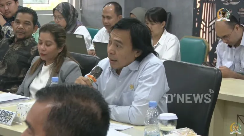 Komeng stand-up comedy saat rapat DPD RI © 2025 brilio.net Komeng stand-up comedy saat rapat DPD RI © 2025 brilio.net