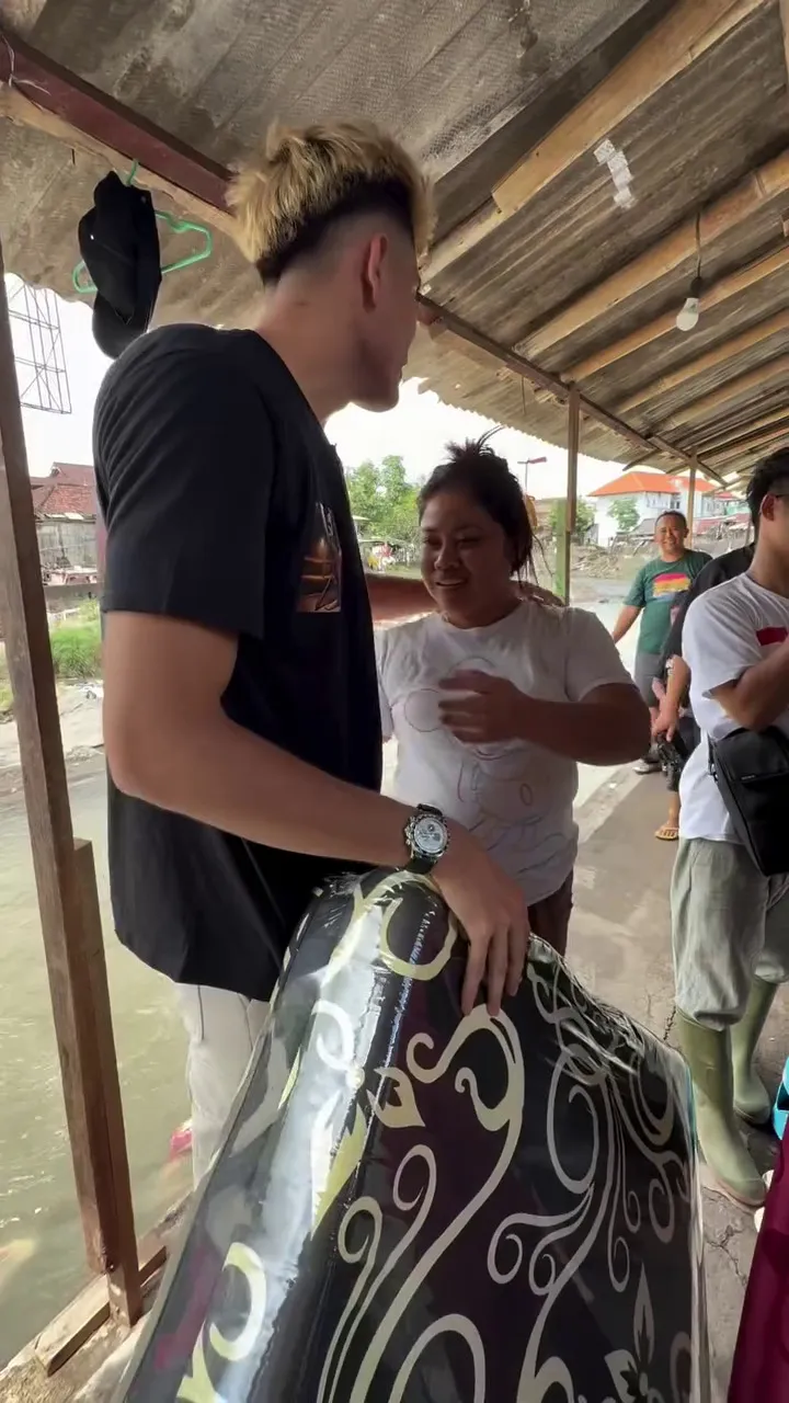 Aisar Khaled bagi-bagi bantuan bencana di Bali © 2025 Instagram Aisar Khaled bagi-bagi bantuan bencana di Bali © 2025 Instagram