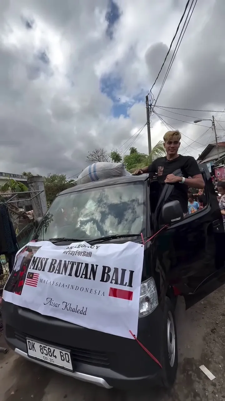 Aisar Khaled bagi-bagi bantuan bencana di Bali © 2025 Instagram Aisar Khaled bagi-bagi bantuan bencana di Bali © 2025 Instagram