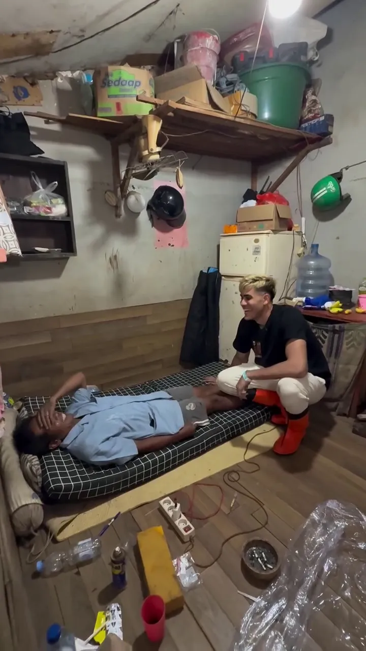 Aisar Khaled bagi-bagi bantuan bencana di Bali © 2025 Instagram Aisar Khaled bagi-bagi bantuan bencana di Bali © 2025 Instagram