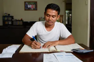 Ingin keuangan aman dan stabil? Segini dana darurat yang wajib kamu siapkan