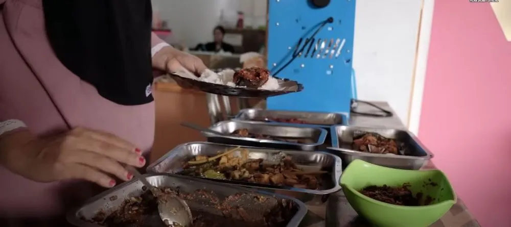 Potret warung Fajar Sad Boy © 2025 YouTube