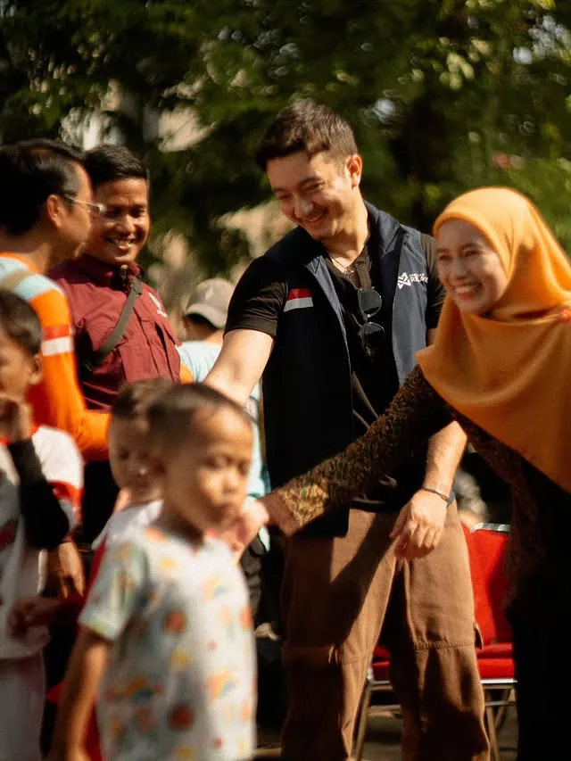 Bryan Domani jadi relawan bareng fans © Instagram Bryan Domani jadi relawan bareng fans © Instagram