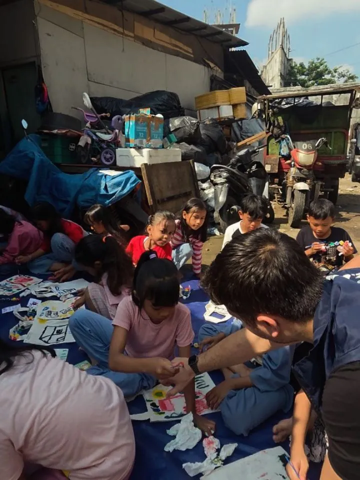 Bryan Domani jadi relawan bareng fans © Instagram Bryan Domani jadi relawan bareng fans © Instagram