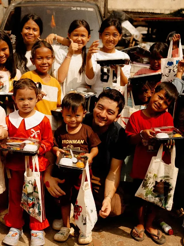 Bryan Domani jadi relawan bareng fans © Instagram Bryan Domani jadi relawan bareng fans © Instagram