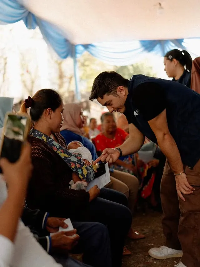 Bryan Domani jadi relawan bareng fans © Instagram Bryan Domani jadi relawan bareng fans © Instagram