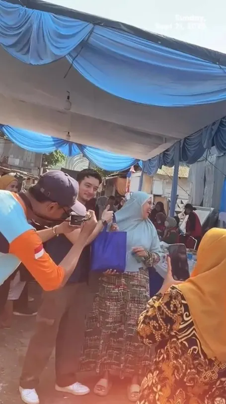 Bryan Domani jadi relawan bareng fans © Instagram Bryan Domani jadi relawan bareng fans © Instagram
