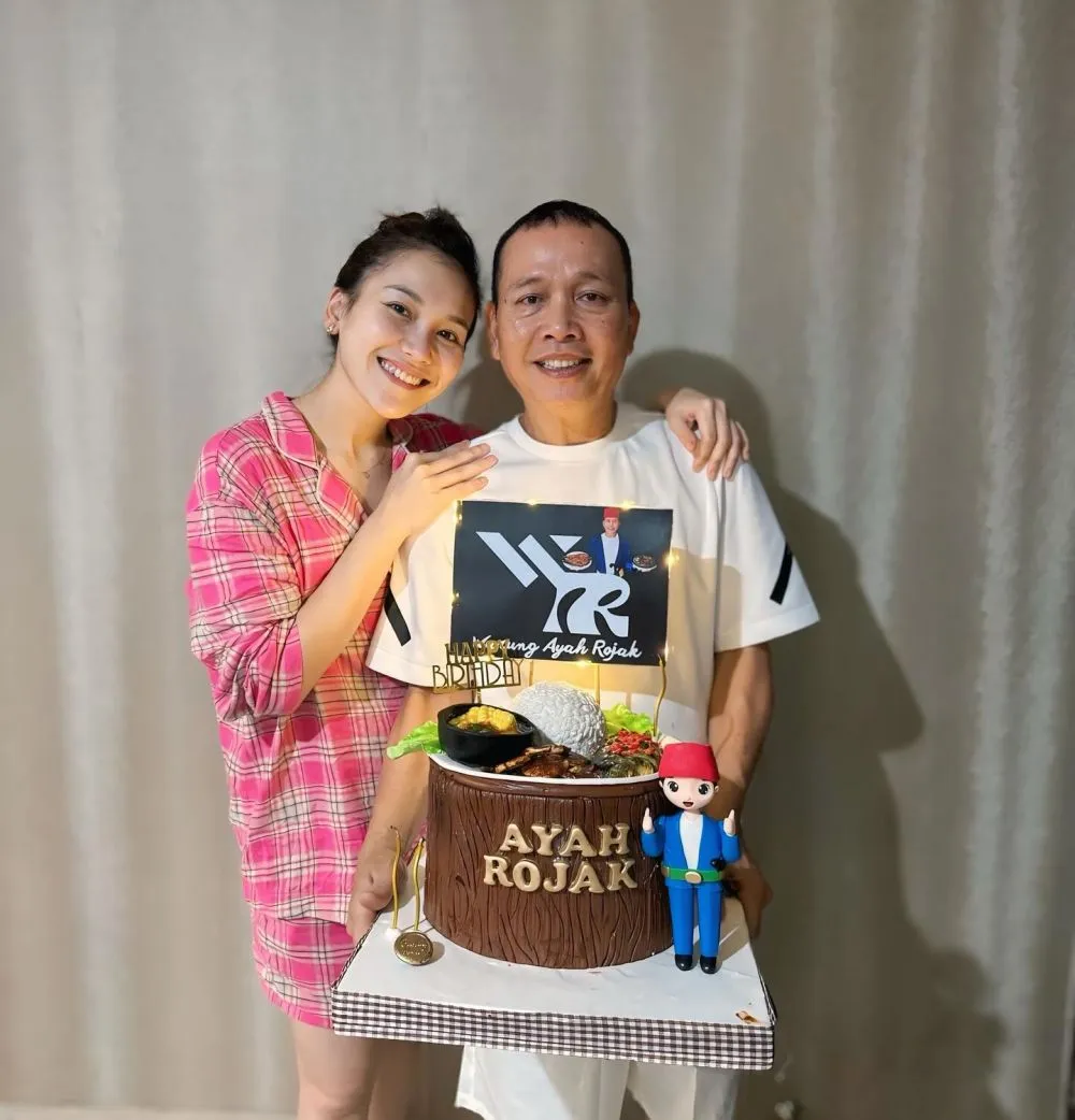 potret kebersamaan pedangdut dan ayah © 2025 berbagai sumber potret kebersamaan pedangdut dan ayah © 2025 berbagai sumber