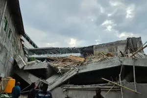 Detik-detik musala Ponpes Al-Khoziny Sidoarjo ambruk saat santri salat, 1 orang meninggal