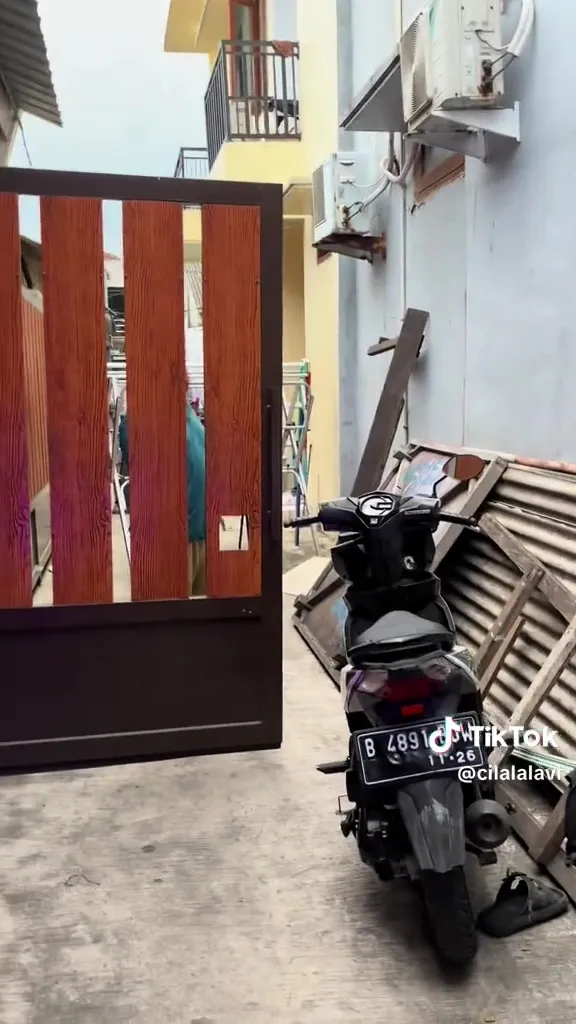 wanita diusir dari kosan oleh warga setempat © 2025 TikTok