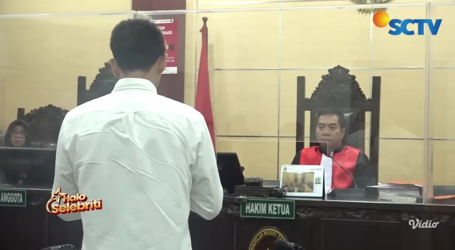 Tangis Jonathan Frizzy baca nota pembelaan © YouTube