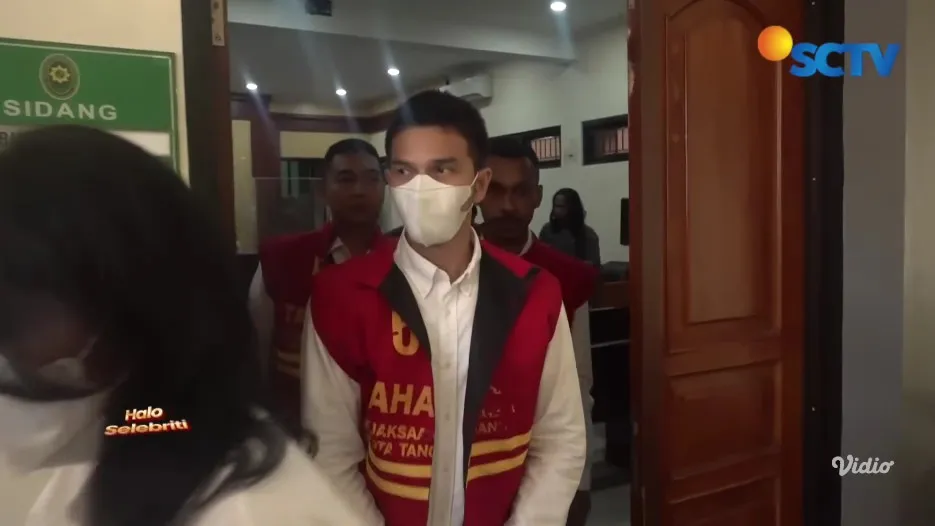 Tangis Jonathan Frizzy baca nota pembelaan © YouTube