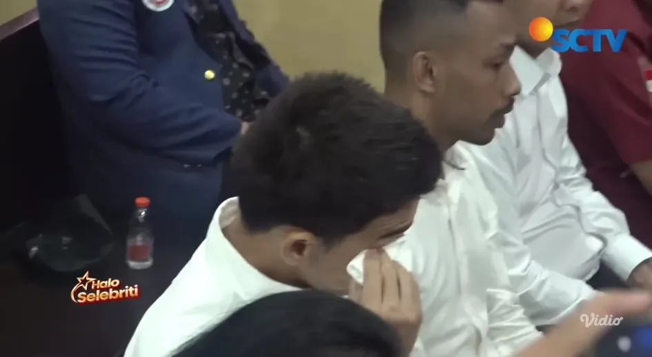 Tangis Jonathan Frizzy baca nota pembelaan © YouTube