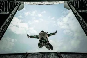 Insiden terjun payung di latihan HUT TNI: Parasut bermasalah, prajurit marinir Praka Zaenal gugur