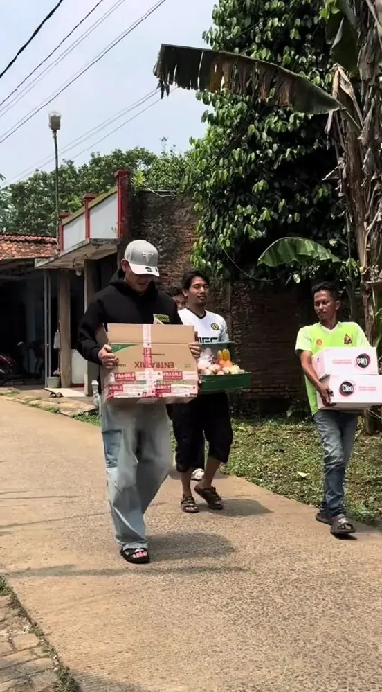 Nadya Almira kunjungi korban ditabraknya © Instagram Nadya Almira kunjungi korban ditabraknya © Instagram