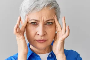 10 Foundation padat terbaik untuk menutupi kerutan, bikin garis halus tersamarkan di bawah Rp150 ribu