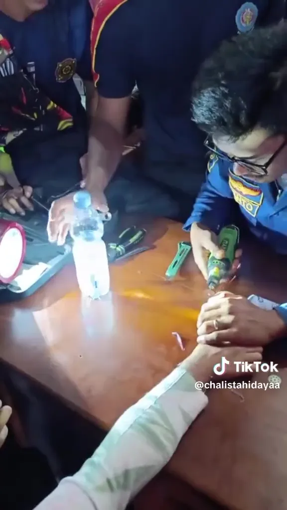 jempol nyangkut di kaleng © 2025 TikTok