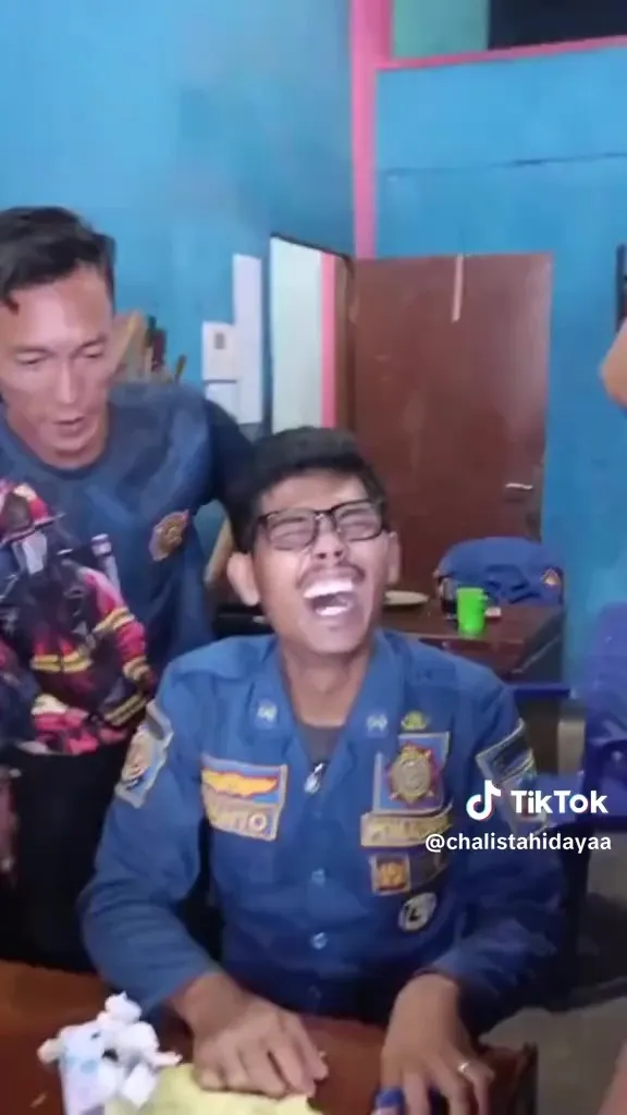 jempol nyangkut di kaleng © 2025 TikTok