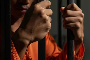 Demi pengobatan sang ibu, pria ini nekat bobol brankas bekas kantornya, berujung di penjara