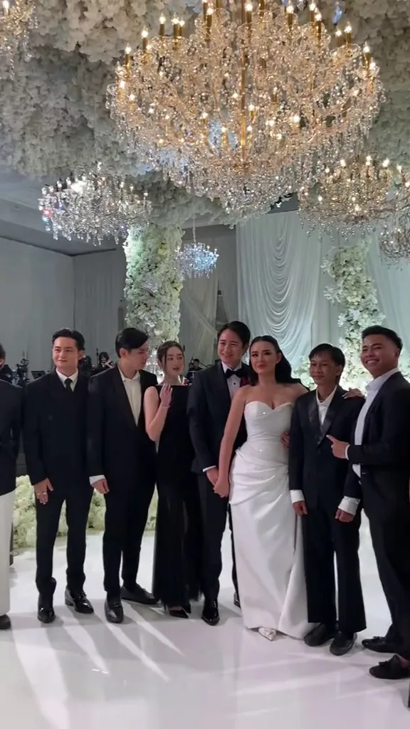 Fajar Sadboy hadir di nikahan Amanda Manopo © 2025 Instagram Fajar Sadboy hadir di nikahan Amanda Manopo © 2025 Instagram