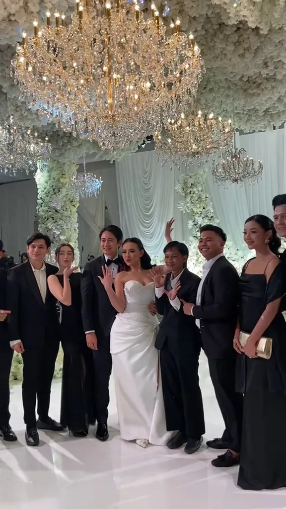 Fajar Sadboy hadir di nikahan Amanda Manopo © 2025 Instagram Fajar Sadboy hadir di nikahan Amanda Manopo © 2025 Instagram