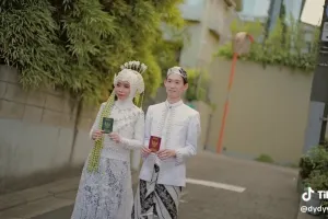 Tak ada tamu juga bridesmaid, pernikahan pengantin adat Sunda ini viral, usai ijab pulang jalan kaki
