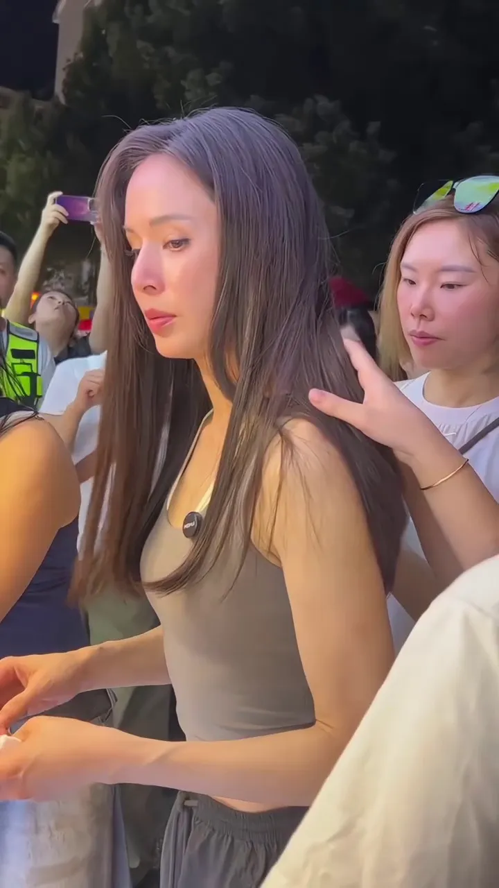 Bibi Lung jajan di kaki lima tampak awet muda © 2025 Instagram