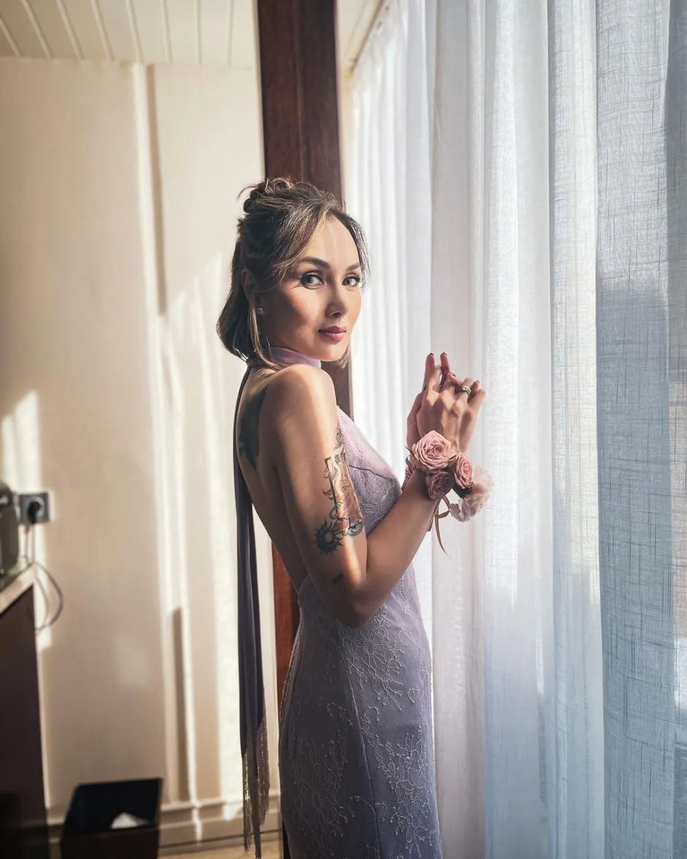 pesona sara wijayanto di nikahan adinia wirasti © berbagai sumber