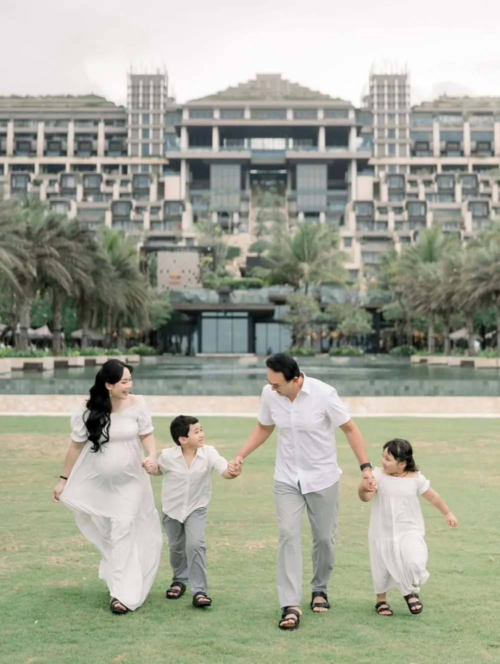 Puput Nastiti Devi istri Ahok hamil anak ketiga © 2025 Instagram