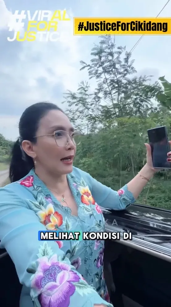 Rieke Diah Pitaloka cek jalan rusak © Instagram