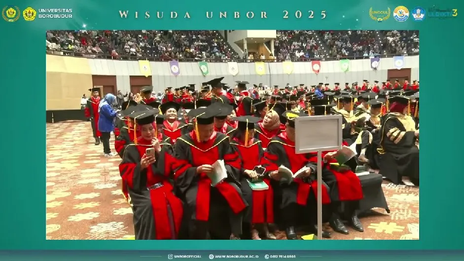 Ahmad Sahroni wisuda S3 © YouTube
