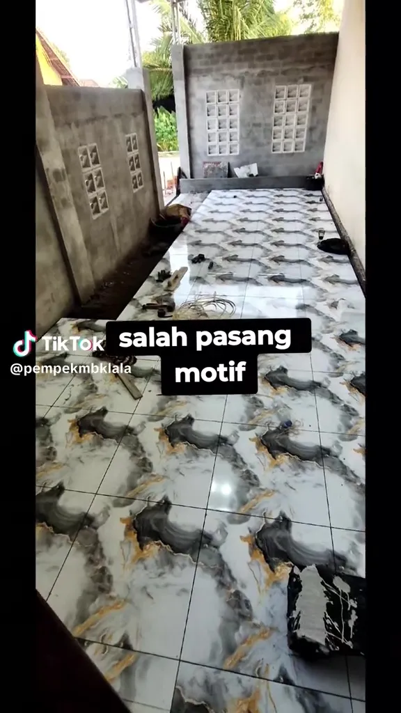 Salah pasang keramik bermotif © 2025 TikTok