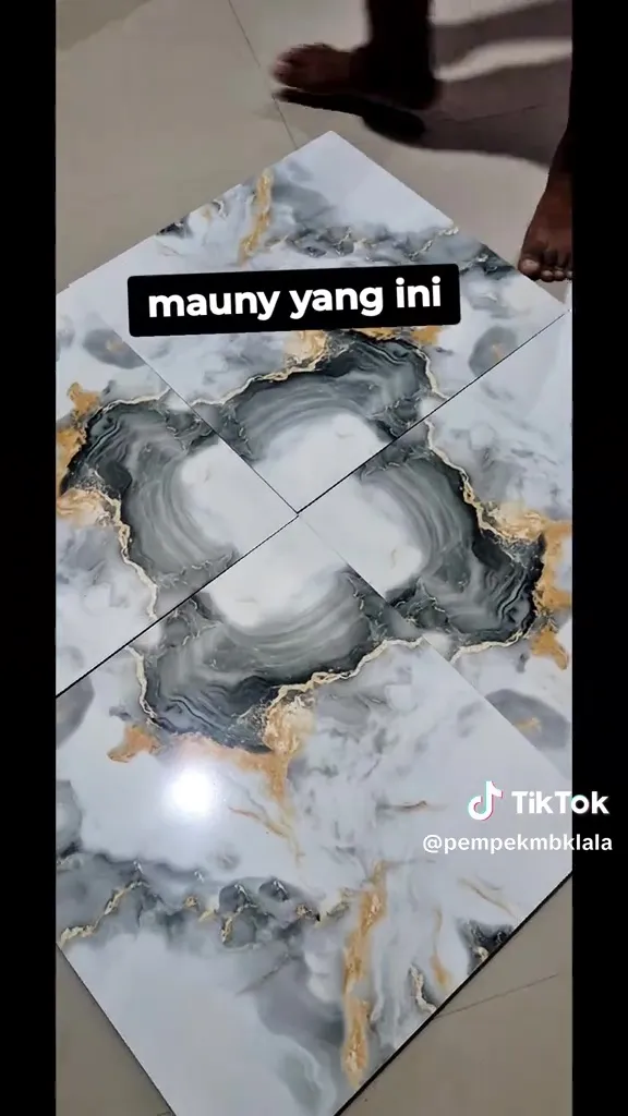 Salah pasang keramik bermotif © 2025 TikTok