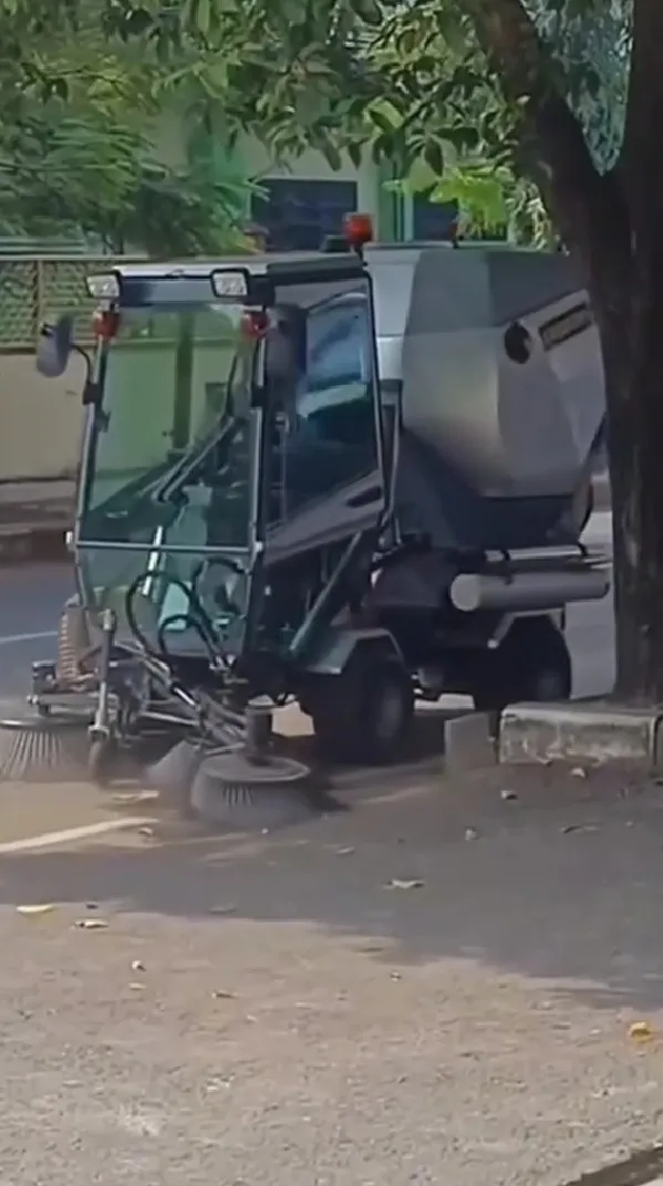 Viral mobil penyapu jalan di Tuban © TikTok Viral mobil penyapu jalan di Tuban © TikTok