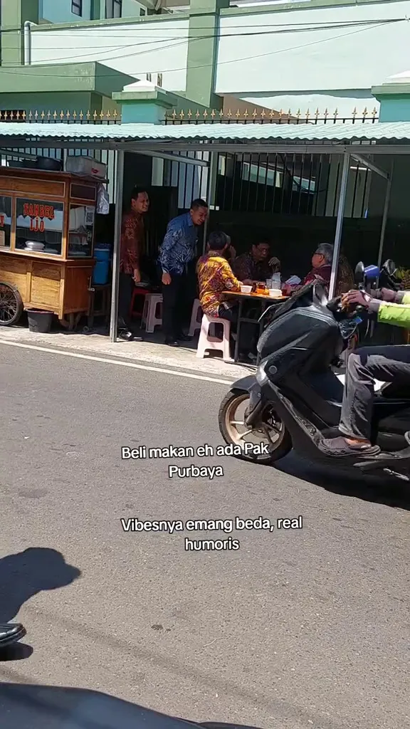 Menkeu Purbaya makan penyetan di pinggir jalan © 2025 TikTok