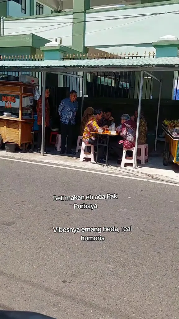 Menkeu Purbaya makan penyetan di pinggir jalan © 2025 TikTok