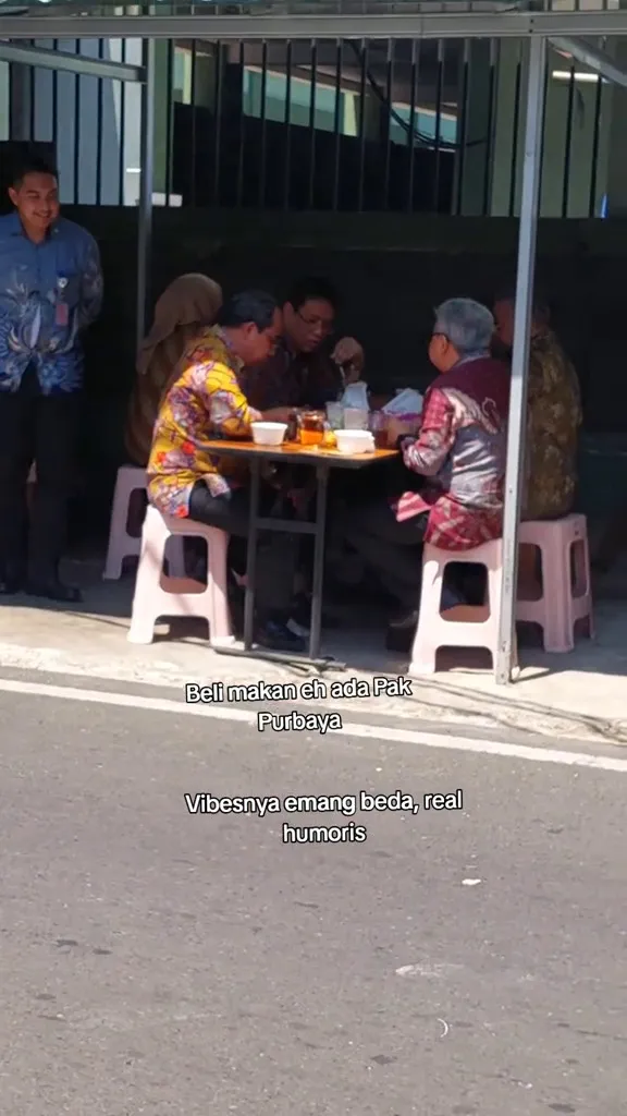 Menkeu Purbaya makan penyetan di pinggir jalan © 2025 TikTok