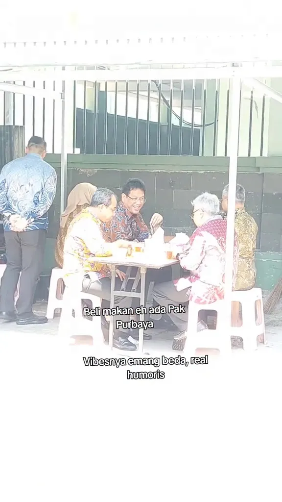 Menkeu Purbaya makan penyetan di pinggir jalan © 2025 TikTok