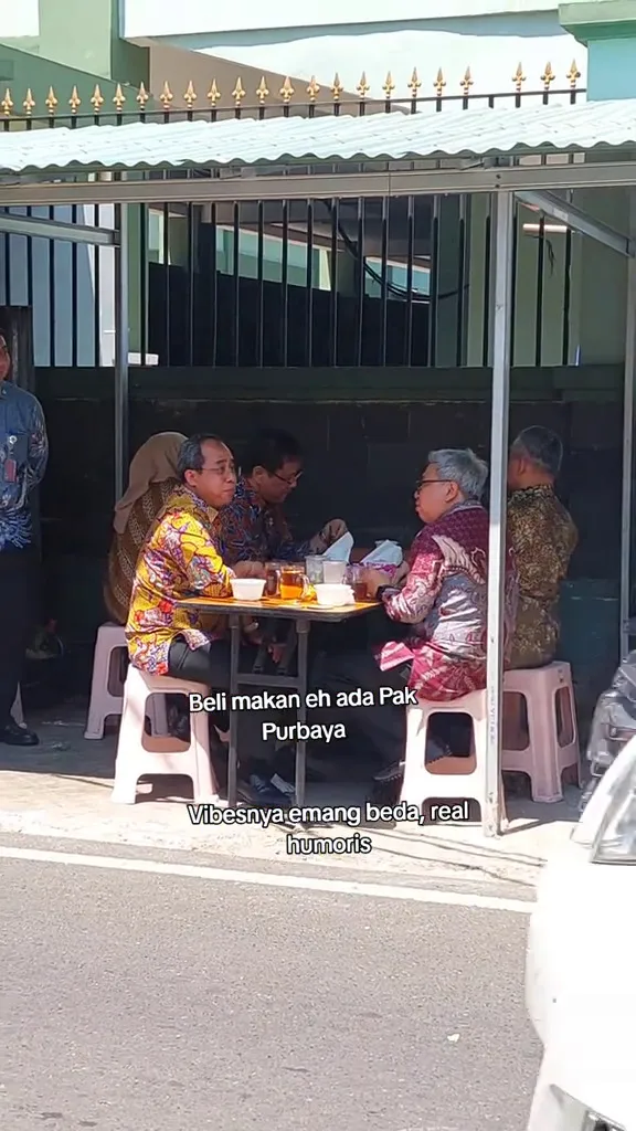 Menkeu Purbaya makan penyetan di pinggir jalan © 2025 TikTok