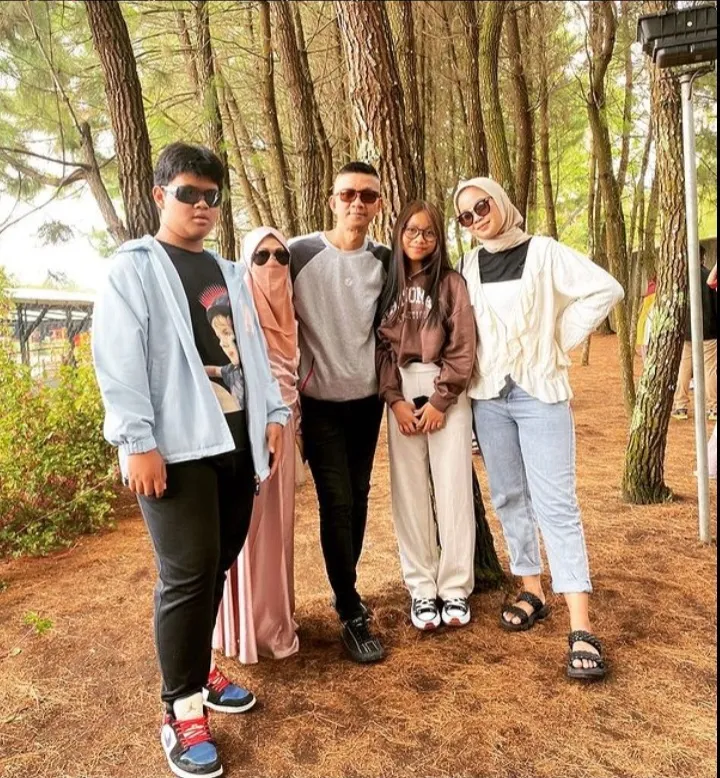 5 personel band Ungu dan anak © 2022 berbagai sumber 5 personel band Ungu dan anak © 2022 berbagai sumber