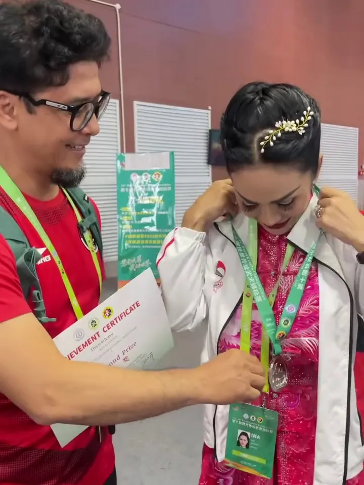 Krisdayanti medali perak kejuaraan dunia wuhsu 2025 © 2025 brilio.net