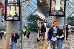 5 Potret gaya casual nan elegan Syahrini dan Reino Barack nonton konser Oasis di Jepang, serasi abis