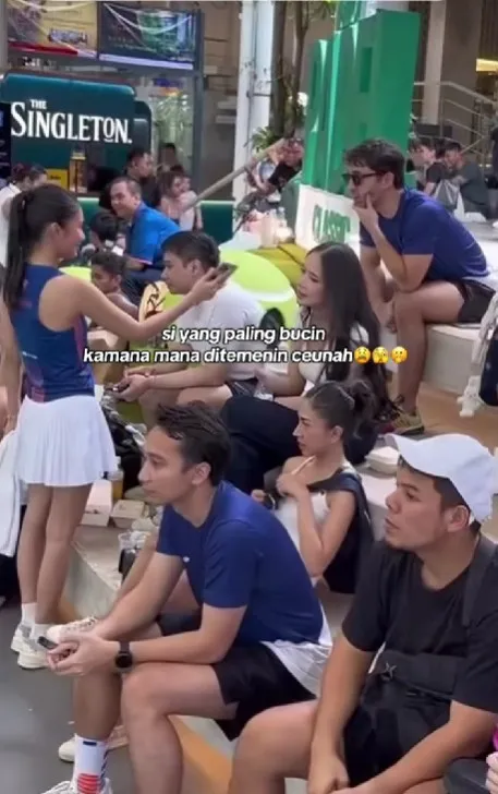 Azizah Salsha main padel ditemani Nadif © TikTok Azizah Salsha main padel ditemani Nadif © TikTok