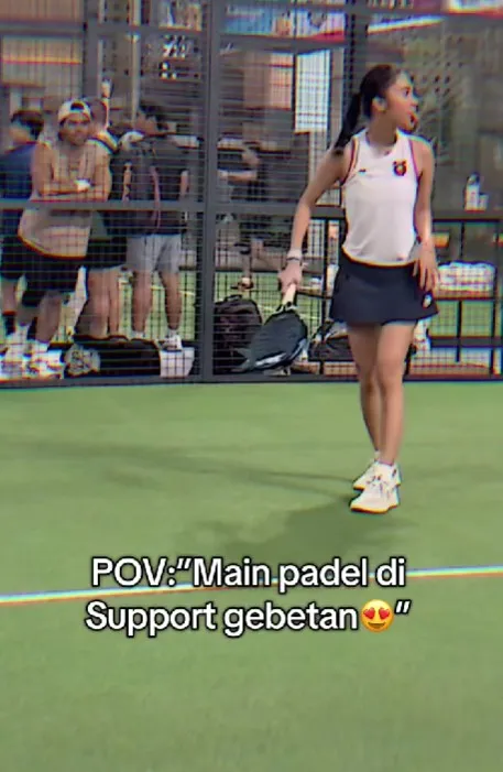 Azizah Salsha main padel ditemani Nadif © TikTok Azizah Salsha main padel ditemani Nadif © TikTok