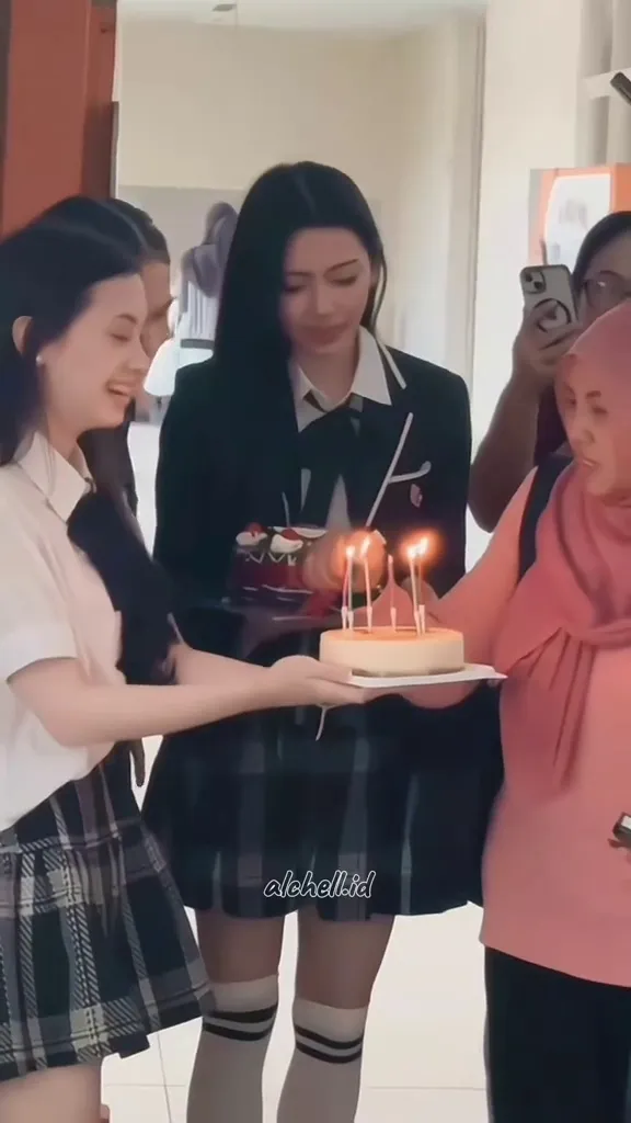 Aliando ulang tahun ke-29 dapat kejutan dari Richelle © 2025 brilio.net Aliando ulang tahun ke-29 dapat kejutan dari Richelle © 2025 brilio.net