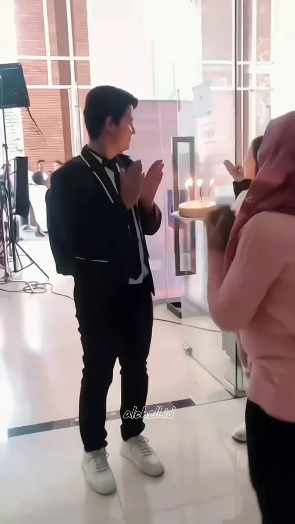 Aliando ulang tahun ke-29 dapat kejutan dari Richelle © 2025 brilio.net Aliando ulang tahun ke-29 dapat kejutan dari Richelle © 2025 brilio.net