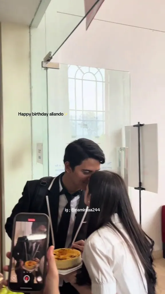 Aliando ulang tahun ke-29 dapat kejutan dari Richelle © 2025 brilio.net Aliando ulang tahun ke-29 dapat kejutan dari Richelle © 2025 brilio.net